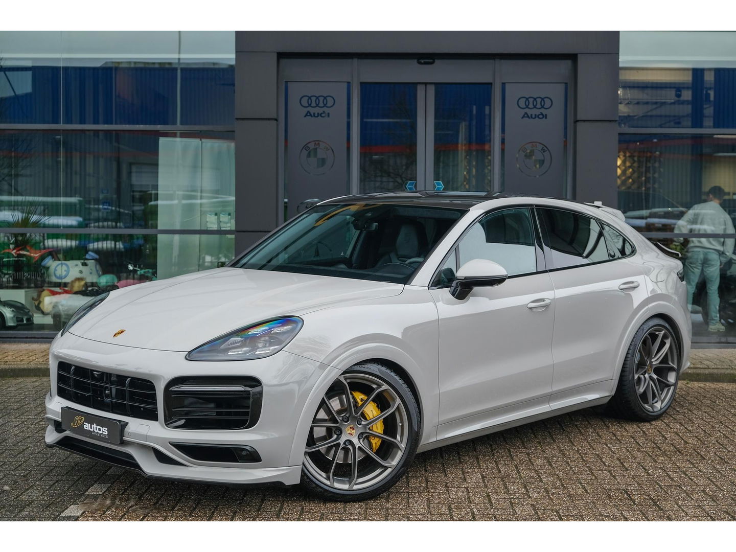 Porsche Cayenne Coupé 3.0 E-Hybrid 462PK Krijtgrijs SportDesign Luchtvering Lightweight Package Carbon Dak 4-wielsturing NLauto
