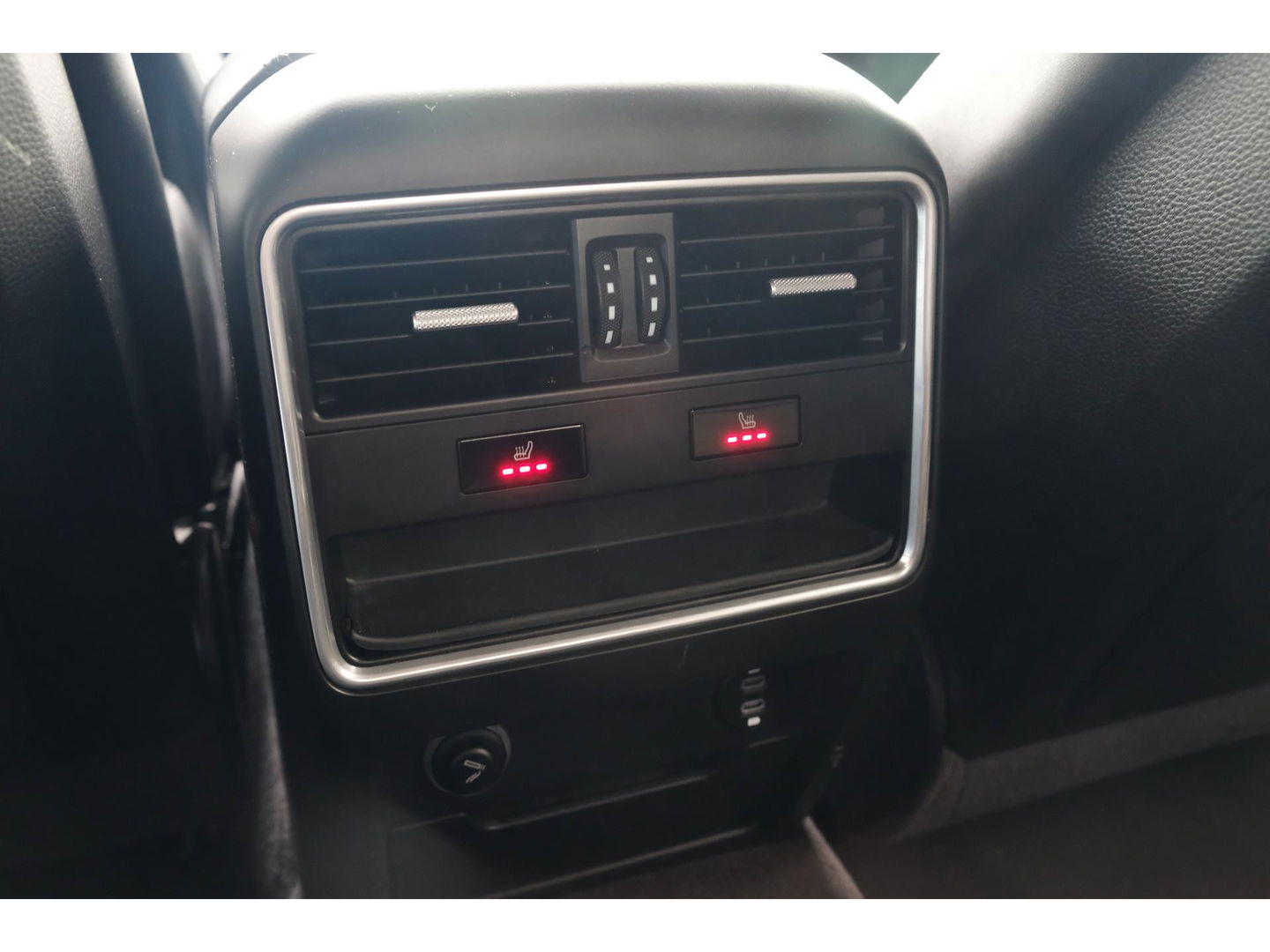 Porsche Cayenne Coupé 3.0 E-Hybrid 462PK Krijtgrijs SportDesign Luchtvering Lightweight Package Carbon Dak 4-wielsturing NLauto