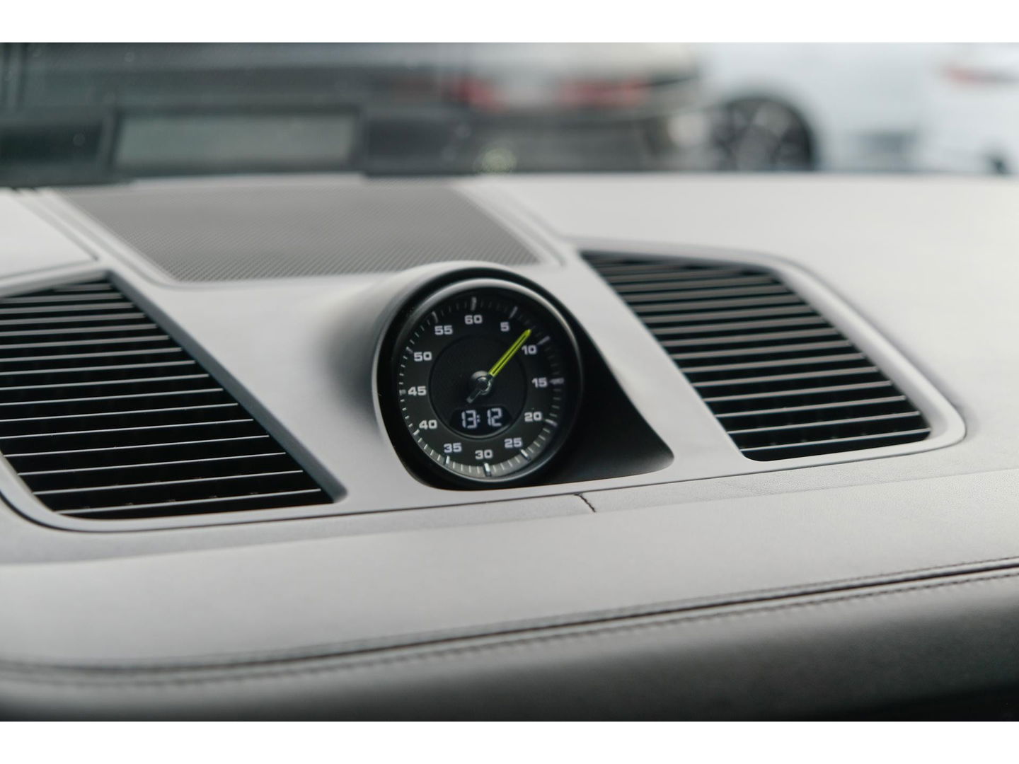 Porsche Cayenne Coupé 3.0 E-Hybrid 462PK Krijtgrijs SportDesign Luchtvering Lightweight Package Carbon Dak 4-wielsturing NLauto