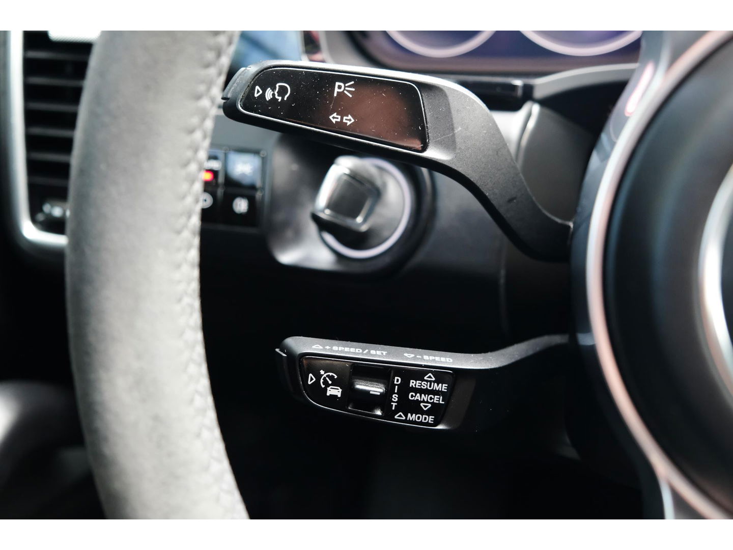 Porsche Cayenne Coupé 3.0 E-Hybrid 462PK Krijtgrijs SportDesign Luchtvering Lightweight Package Carbon Dak 4-wielsturing NLauto