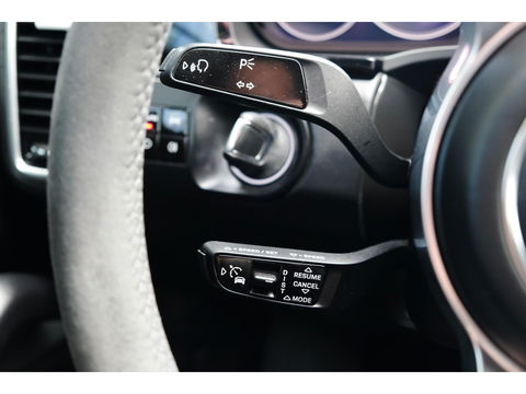 Porsche Cayenne Coupé 3.0 E-Hybrid 462PK Krijtgrijs SportDesign Luchtvering Lightweight Package Carbon Dak 4-wielsturing NLauto