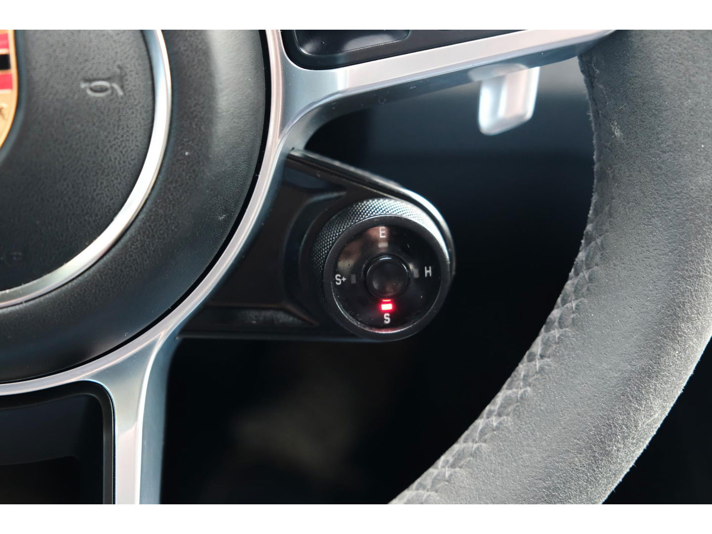 Porsche Cayenne Coupé 3.0 E-Hybrid 462PK Krijtgrijs SportDesign Luchtvering Lightweight Package Carbon Dak 4-wielsturing NLauto