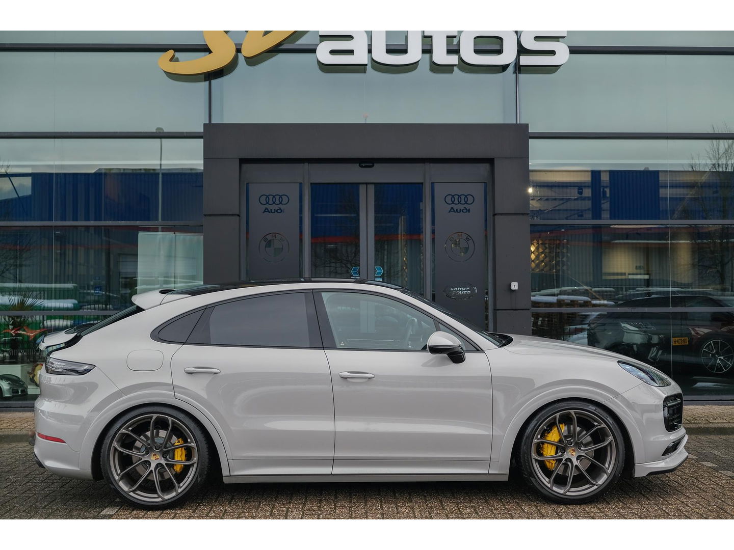 Porsche Cayenne Coupé 3.0 E-Hybrid 462PK Krijtgrijs SportDesign Luchtvering Lightweight Package Carbon Dak 4-wielsturing NLauto