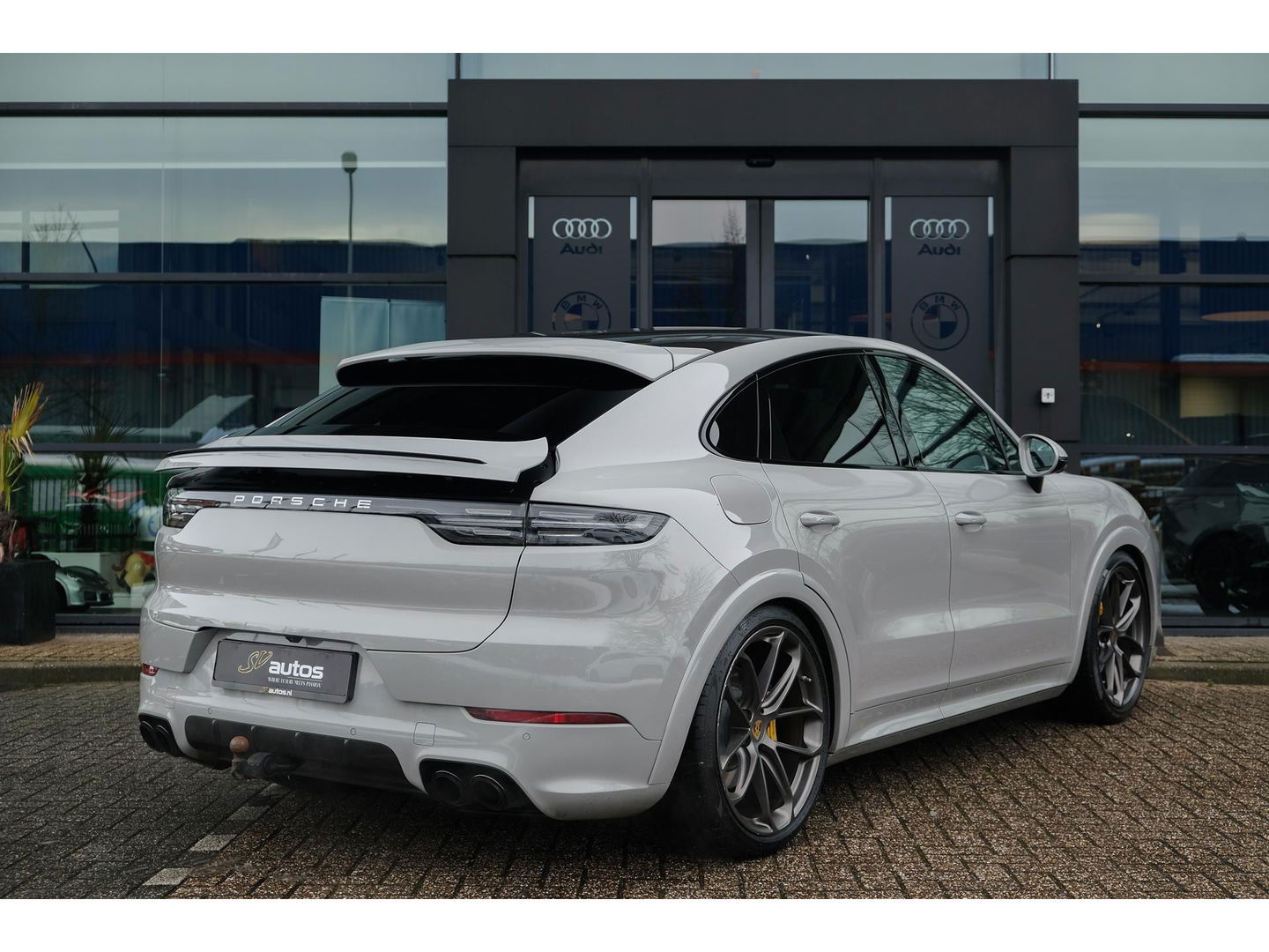 Porsche Cayenne Coupé 3.0 E-Hybrid 462PK Krijtgrijs SportDesign Luchtvering Lightweight Package Carbon Dak 4-wielsturing NLauto