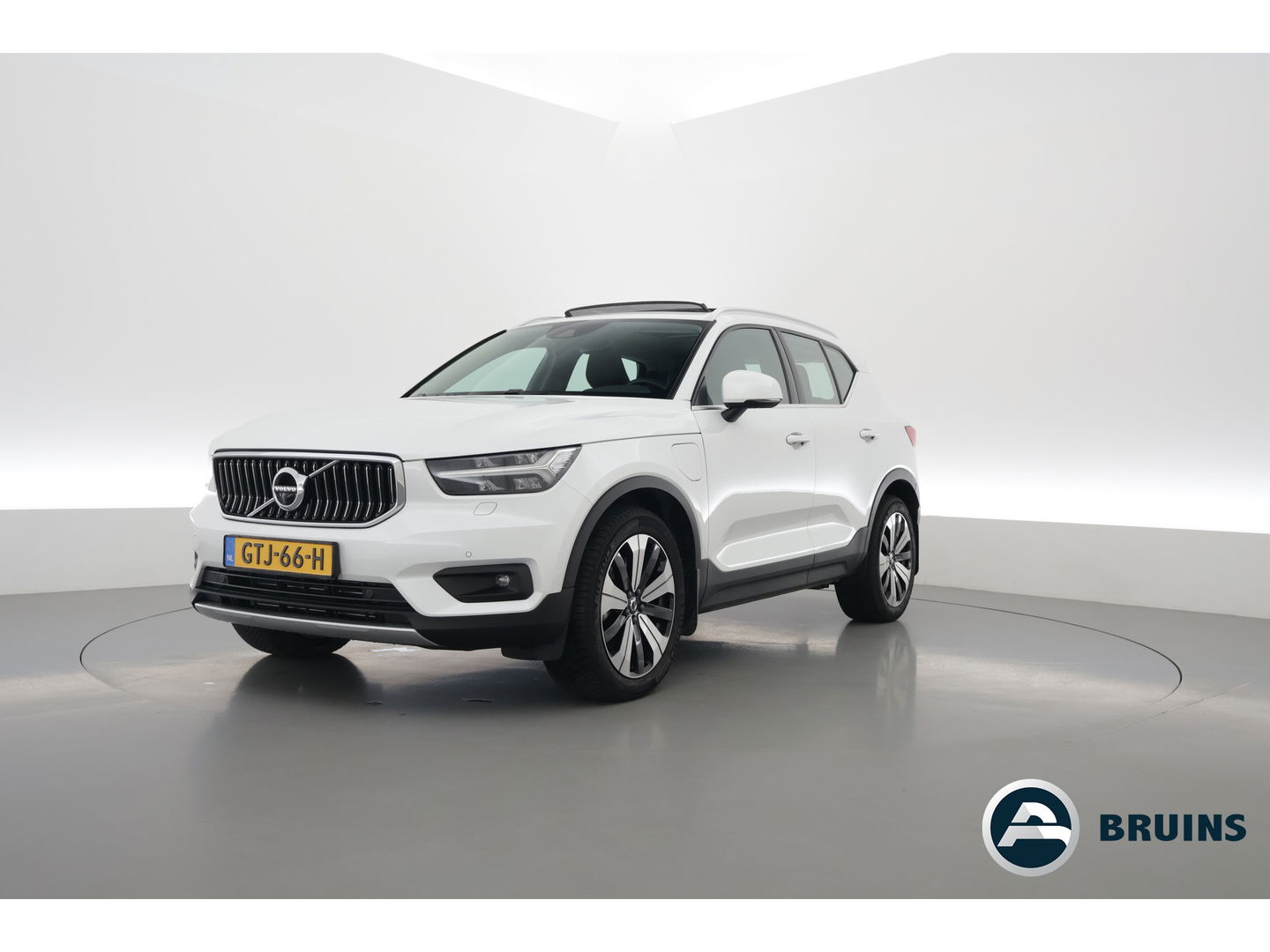 Volvo XC40 1.5 T5 Recharge Inscription | Pano-dak | 360 camera | Trekhaak | H&K audio | ACC+Blis | Stoel + stuurverwarming |