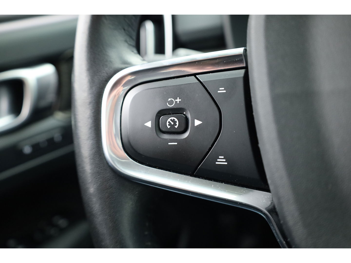 Volvo XC40 1.5 T5 Recharge Inscription | Pano-dak | 360 camera | Trekhaak | H&K audio | ACC+Blis | Stoel + stuurverwarming |