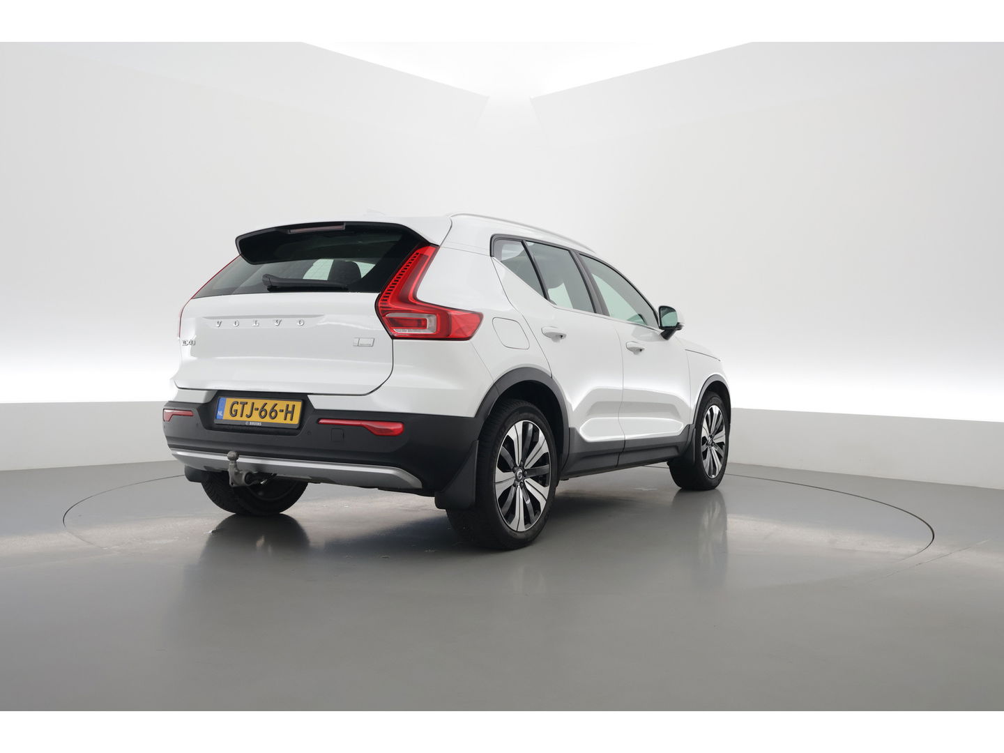 Volvo XC40 1.5 T5 Recharge Inscription | Pano-dak | 360 camera | Trekhaak | H&K audio | ACC+Blis | Stoel + stuurverwarming |