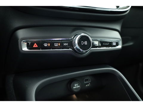 Volvo XC40 1.5 T5 Recharge Inscription | Pano-dak | 360 camera | Trekhaak | H&K audio | ACC+Blis | Stoel + stuurverwarming |