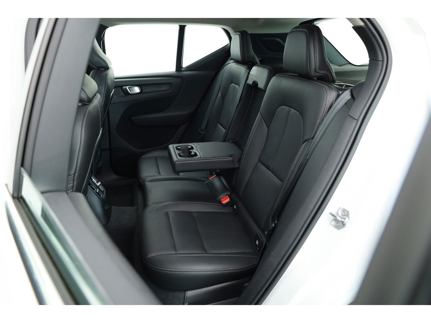 Volvo XC40 1.5 T5 Recharge Inscription | Pano-dak | 360 camera | Trekhaak | H&K audio | ACC+Blis | Stoel + stuurverwarming |