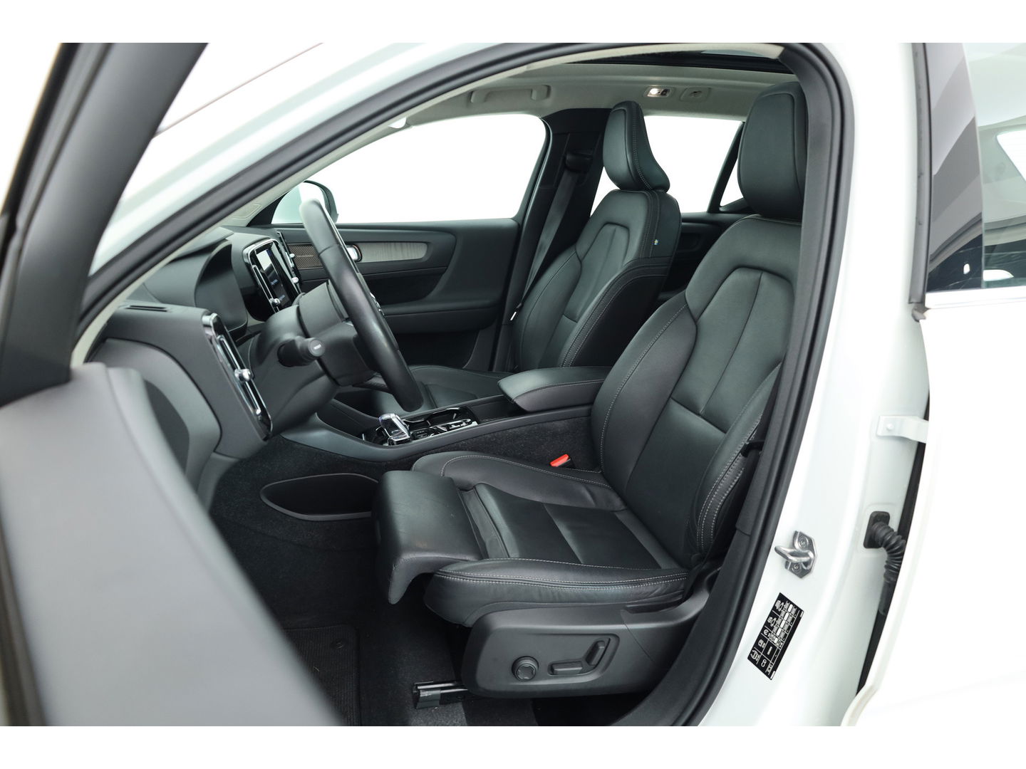 Volvo XC40 1.5 T5 Recharge Inscription | Pano-dak | 360 camera | Trekhaak | H&K audio | ACC+Blis | Stoel + stuurverwarming |