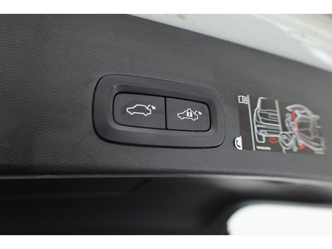 Volvo XC40 1.5 T5 Recharge Inscription | Pano-dak | 360 camera | Trekhaak | H&K audio | ACC+Blis | Stoel + stuurverwarming |