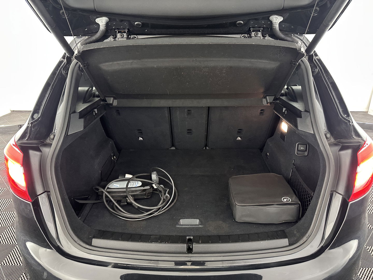 BMW 2 Serie Active Tourer 225xeHigh Executive Centennial (Plug-In) Aut. *PANO | LEATHER | FULL-LED | ADAPTIVE-CRUISE | HEATED-SPORTSEATS | NAVI-FULLMAP | HIFI-SOUND | KEYLESS | PRIVACY-GLASS | PDC | TOWBAR | 18''ALU*