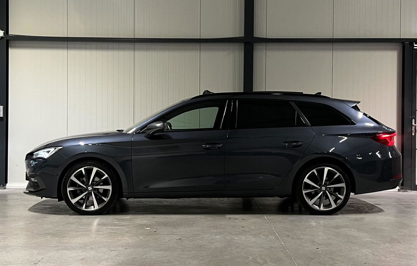 SEAT Leon Sportstourer 1.5 eTSI FR Pano Memory Trekhaak VOL!