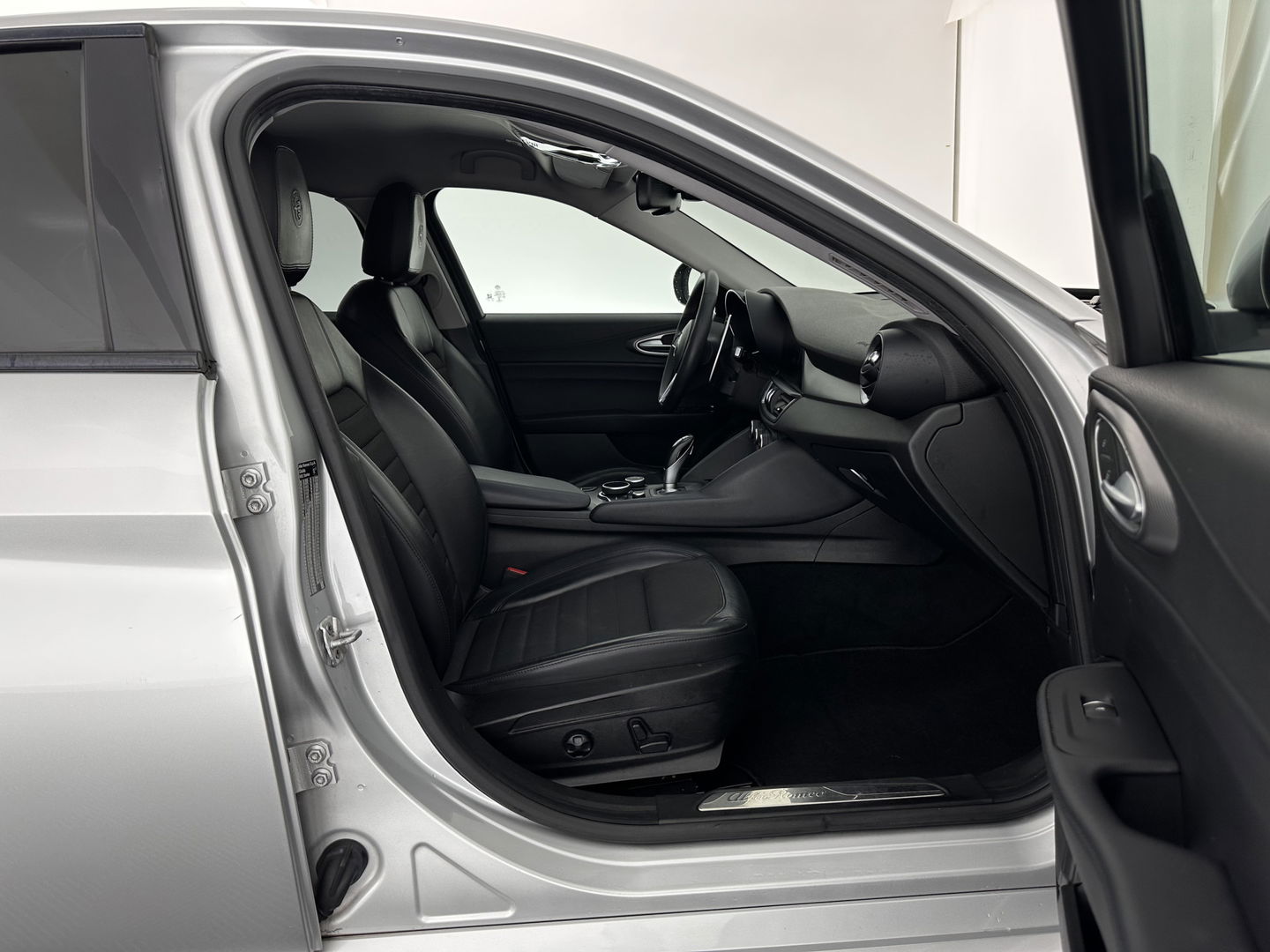 Alfa Romeo Giulia 2.2 Super Aut. *LEATHER-FABRIC | XENON | MEMORY-PACK | NAVI-FULLMAP | CAMERA | HEATED-COMFORT-SEATS | KEYLESS | PRIVACY-GLASS | SHIFT-PADDLES | ECC | PDC | CRUISE | 17''ALU*