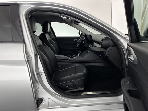 Alfa Romeo Giulia 2.2 Super Aut. *LEATHER-FABRIC | XENON | MEMORY-PACK | NAVI-FULLMAP | CAMERA | HEATED-COMFORT-SEATS | KEYLESS | PRIVACY-GLASS | SHIFT-PADDLES | ECC | PDC | CRUISE | 17''ALU*