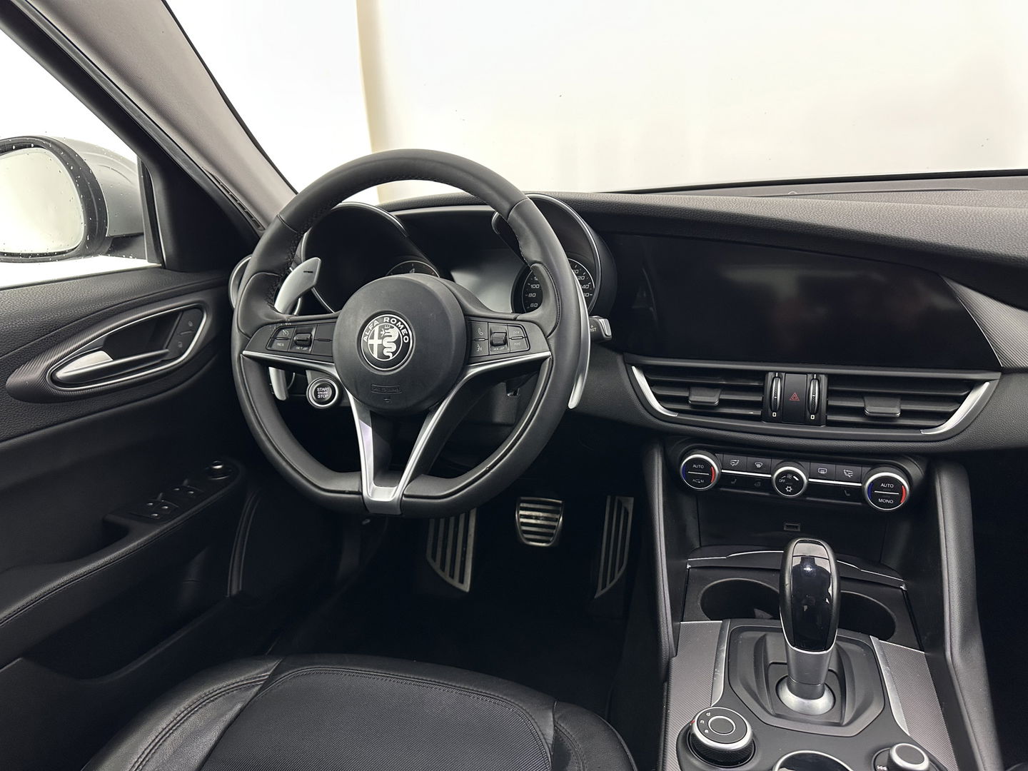 Alfa Romeo Giulia 2.2 Super Aut. *LEATHER-FABRIC | XENON | MEMORY-PACK | NAVI-FULLMAP | CAMERA | HEATED-COMFORT-SEATS | KEYLESS | PRIVACY-GLASS | SHIFT-PADDLES | ECC | PDC | CRUISE | 17''ALU*