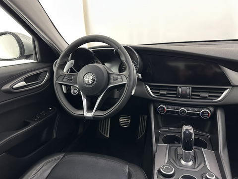 Alfa Romeo Giulia 2.2 Super Aut. *LEATHER-FABRIC | XENON | MEMORY-PACK | NAVI-FULLMAP | CAMERA | HEATED-COMFORT-SEATS | KEYLESS | PRIVACY-GLASS | SHIFT-PADDLES | ECC | PDC | CRUISE | 17''ALU*