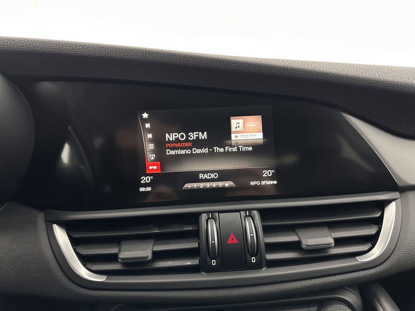 Alfa Romeo Giulia 2.2 Super Aut. *LEATHER-FABRIC | XENON | MEMORY-PACK | NAVI-FULLMAP | CAMERA | HEATED-COMFORT-SEATS | KEYLESS | PRIVACY-GLASS | SHIFT-PADDLES | ECC | PDC | CRUISE | 17''ALU*