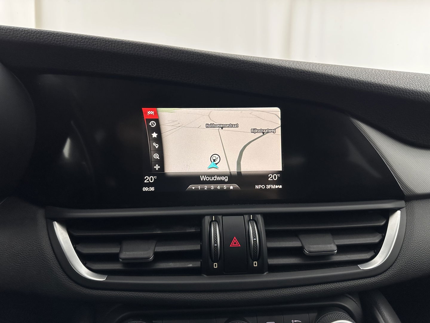 Alfa Romeo Giulia 2.2 Super Aut. *LEATHER-FABRIC | XENON | MEMORY-PACK | NAVI-FULLMAP | CAMERA | HEATED-COMFORT-SEATS | KEYLESS | PRIVACY-GLASS | SHIFT-PADDLES | ECC | PDC | CRUISE | 17''ALU*