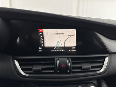 Alfa Romeo Giulia 2.2 Super Aut. *LEATHER-FABRIC | XENON | MEMORY-PACK | NAVI-FULLMAP | CAMERA | HEATED-COMFORT-SEATS | KEYLESS | PRIVACY-GLASS | SHIFT-PADDLES | ECC | PDC | CRUISE | 17''ALU*