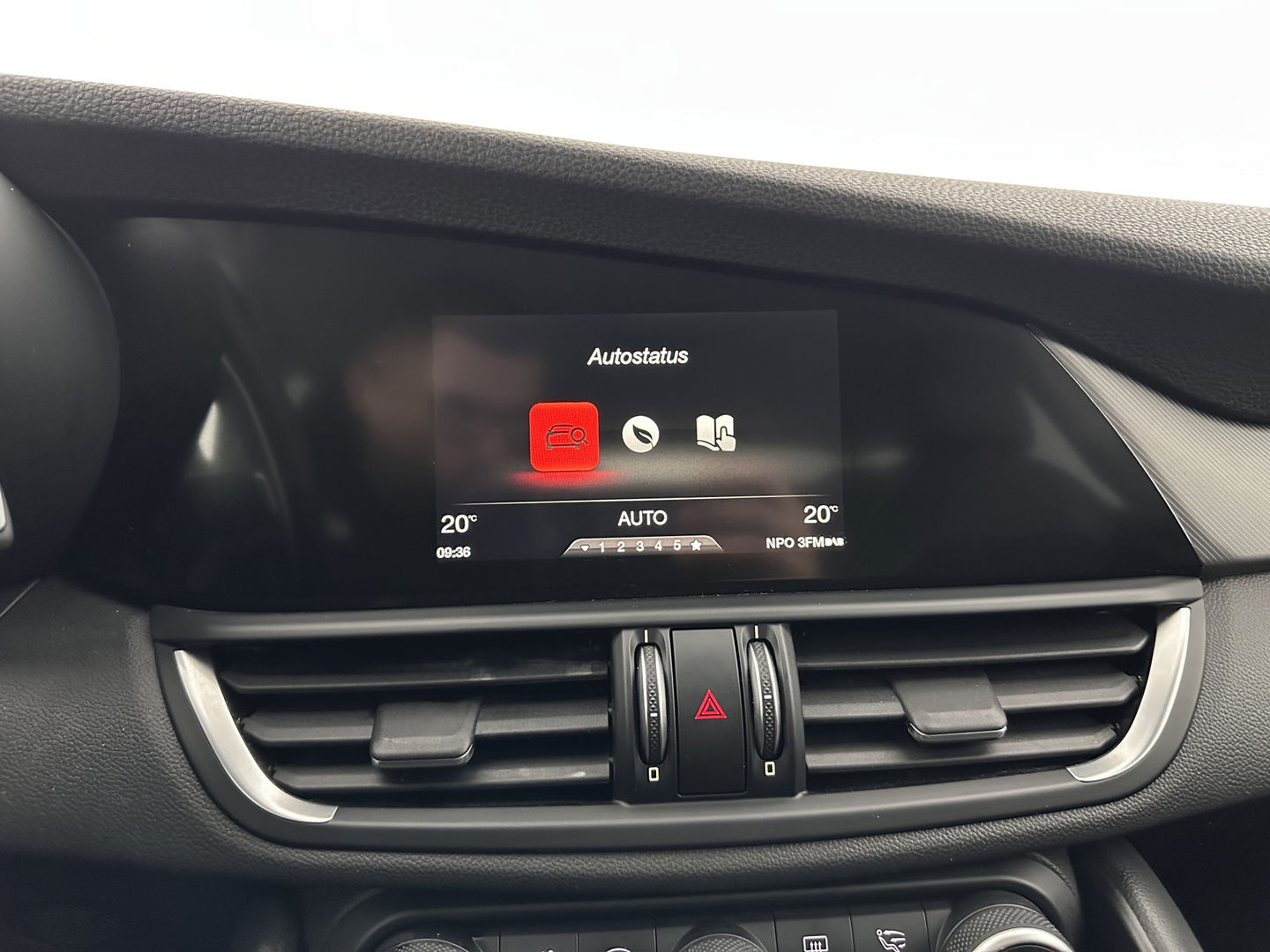 Alfa Romeo Giulia 2.2 Super Aut. *LEATHER-FABRIC | XENON | MEMORY-PACK | NAVI-FULLMAP | CAMERA | HEATED-COMFORT-SEATS | KEYLESS | PRIVACY-GLASS | SHIFT-PADDLES | ECC | PDC | CRUISE | 17''ALU*