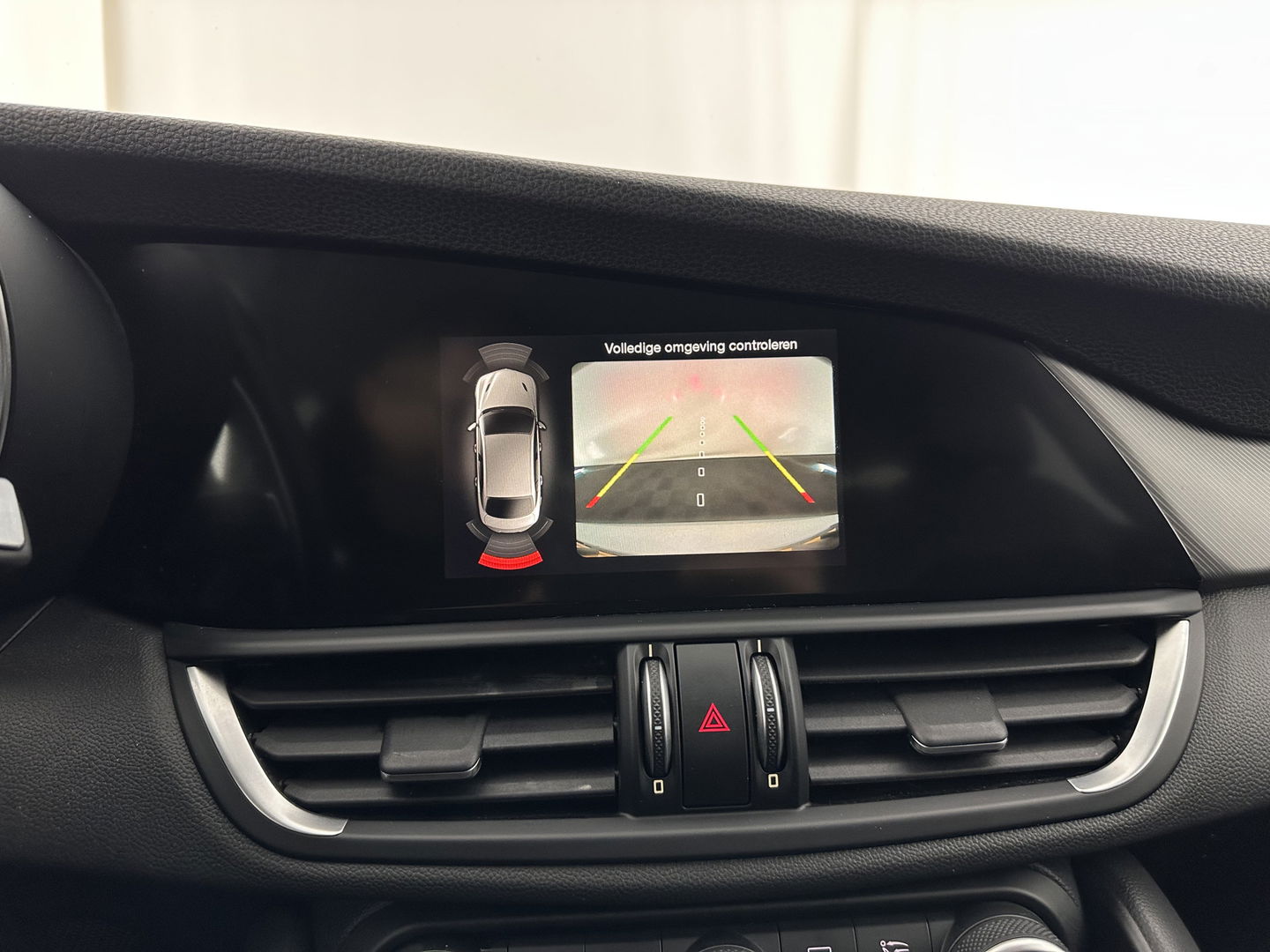 Alfa Romeo Giulia 2.2 Super Aut. *LEATHER-FABRIC | XENON | MEMORY-PACK | NAVI-FULLMAP | CAMERA | HEATED-COMFORT-SEATS | KEYLESS | PRIVACY-GLASS | SHIFT-PADDLES | ECC | PDC | CRUISE | 17''ALU*