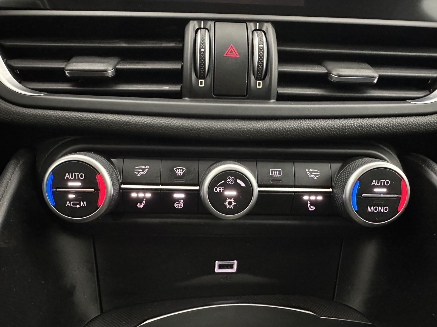 Alfa Romeo Giulia 2.2 Super Aut. *LEATHER-FABRIC | XENON | MEMORY-PACK | NAVI-FULLMAP | CAMERA | HEATED-COMFORT-SEATS | KEYLESS | PRIVACY-GLASS | SHIFT-PADDLES | ECC | PDC | CRUISE | 17''ALU*