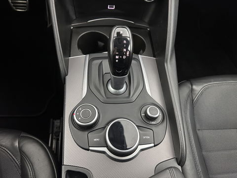 Alfa Romeo Giulia 2.2 Super Aut. *LEATHER-FABRIC | XENON | MEMORY-PACK | NAVI-FULLMAP | CAMERA | HEATED-COMFORT-SEATS | KEYLESS | PRIVACY-GLASS | SHIFT-PADDLES | ECC | PDC | CRUISE | 17''ALU*