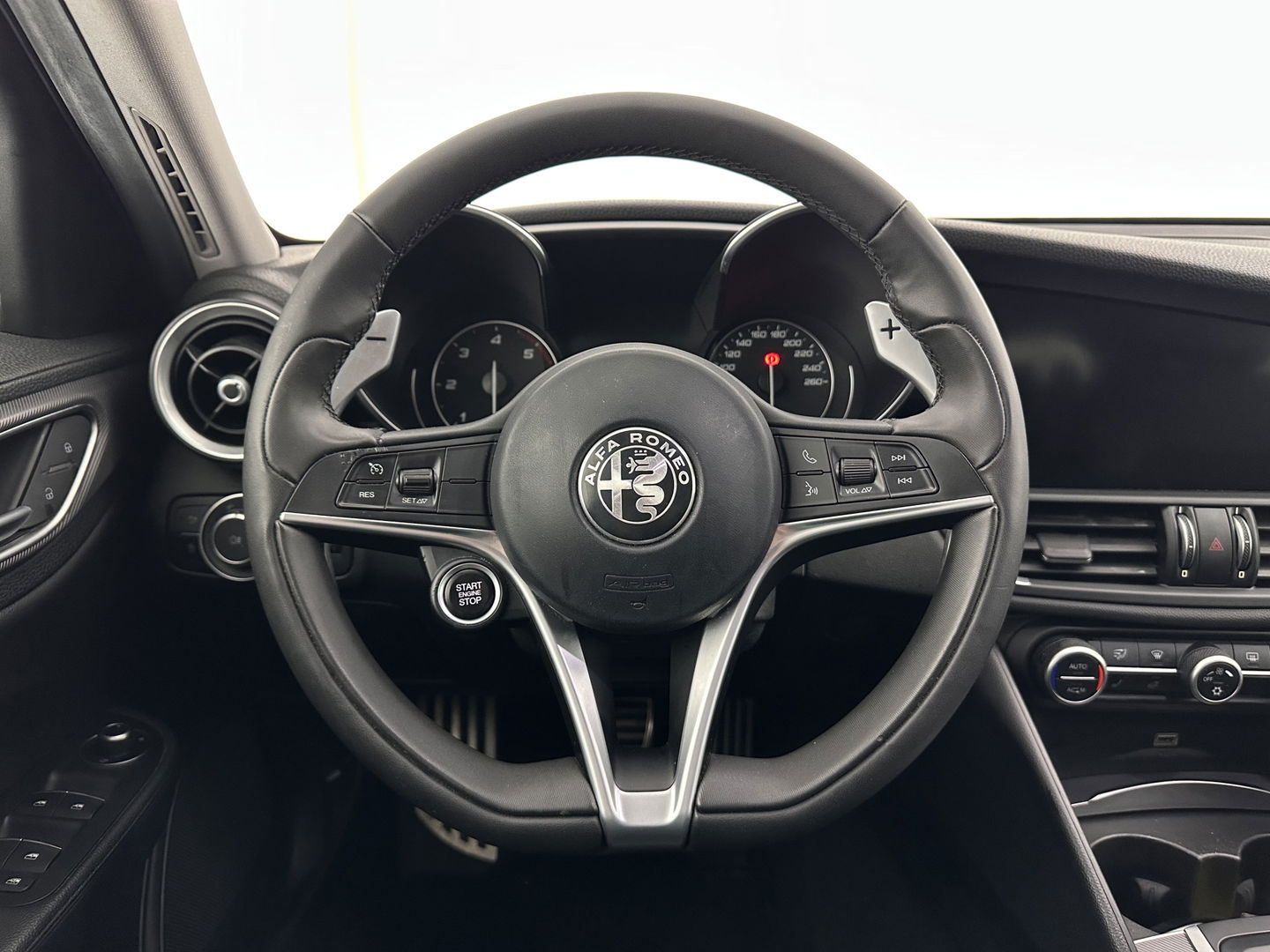 Alfa Romeo Giulia 2.2 Super Aut. *LEATHER-FABRIC | XENON | MEMORY-PACK | NAVI-FULLMAP | CAMERA | HEATED-COMFORT-SEATS | KEYLESS | PRIVACY-GLASS | SHIFT-PADDLES | ECC | PDC | CRUISE | 17''ALU*