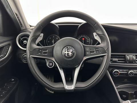 Alfa Romeo Giulia 2.2 Super Aut. *LEATHER-FABRIC | XENON | MEMORY-PACK | NAVI-FULLMAP | CAMERA | HEATED-COMFORT-SEATS | KEYLESS | PRIVACY-GLASS | SHIFT-PADDLES | ECC | PDC | CRUISE | 17''ALU*