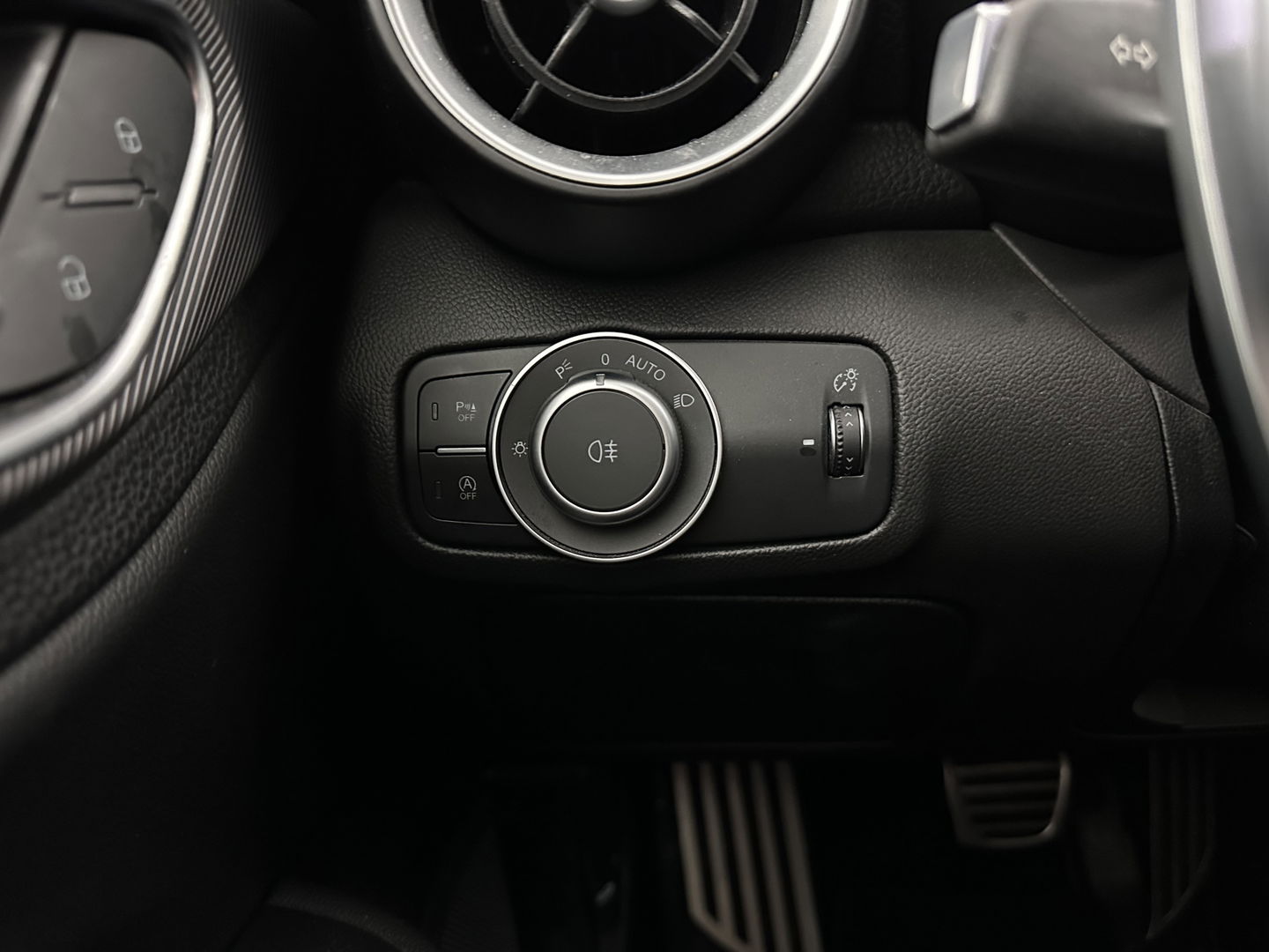 Alfa Romeo Giulia 2.2 Super Aut. *LEATHER-FABRIC | XENON | MEMORY-PACK | NAVI-FULLMAP | CAMERA | HEATED-COMFORT-SEATS | KEYLESS | PRIVACY-GLASS | SHIFT-PADDLES | ECC | PDC | CRUISE | 17''ALU*