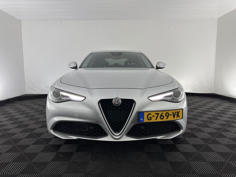 Alfa Romeo Giulia 2.2 Super Aut. *LEATHER-FABRIC | XENON | MEMORY-PACK | NAVI-FULLMAP | CAMERA | HEATED-COMFORT-SEATS | KEYLESS | PRIVACY-GLASS | SHIFT-PADDLES | ECC | PDC | CRUISE | 17''ALU*