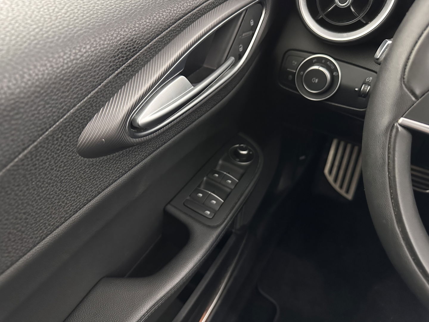 Alfa Romeo Giulia 2.2 Super Aut. *LEATHER-FABRIC | XENON | MEMORY-PACK | NAVI-FULLMAP | CAMERA | HEATED-COMFORT-SEATS | KEYLESS | PRIVACY-GLASS | SHIFT-PADDLES | ECC | PDC | CRUISE | 17''ALU*