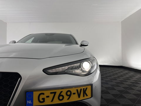 Alfa Romeo Giulia 2.2 Super Aut. *LEATHER-FABRIC | XENON | MEMORY-PACK | NAVI-FULLMAP | CAMERA | HEATED-COMFORT-SEATS | KEYLESS | PRIVACY-GLASS | SHIFT-PADDLES | ECC | PDC | CRUISE | 17''ALU*