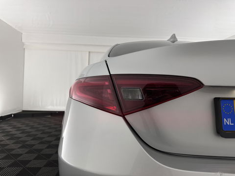Alfa Romeo Giulia 2.2 Super Aut. *LEATHER-FABRIC | XENON | MEMORY-PACK | NAVI-FULLMAP | CAMERA | HEATED-COMFORT-SEATS | KEYLESS | PRIVACY-GLASS | SHIFT-PADDLES | ECC | PDC | CRUISE | 17''ALU*