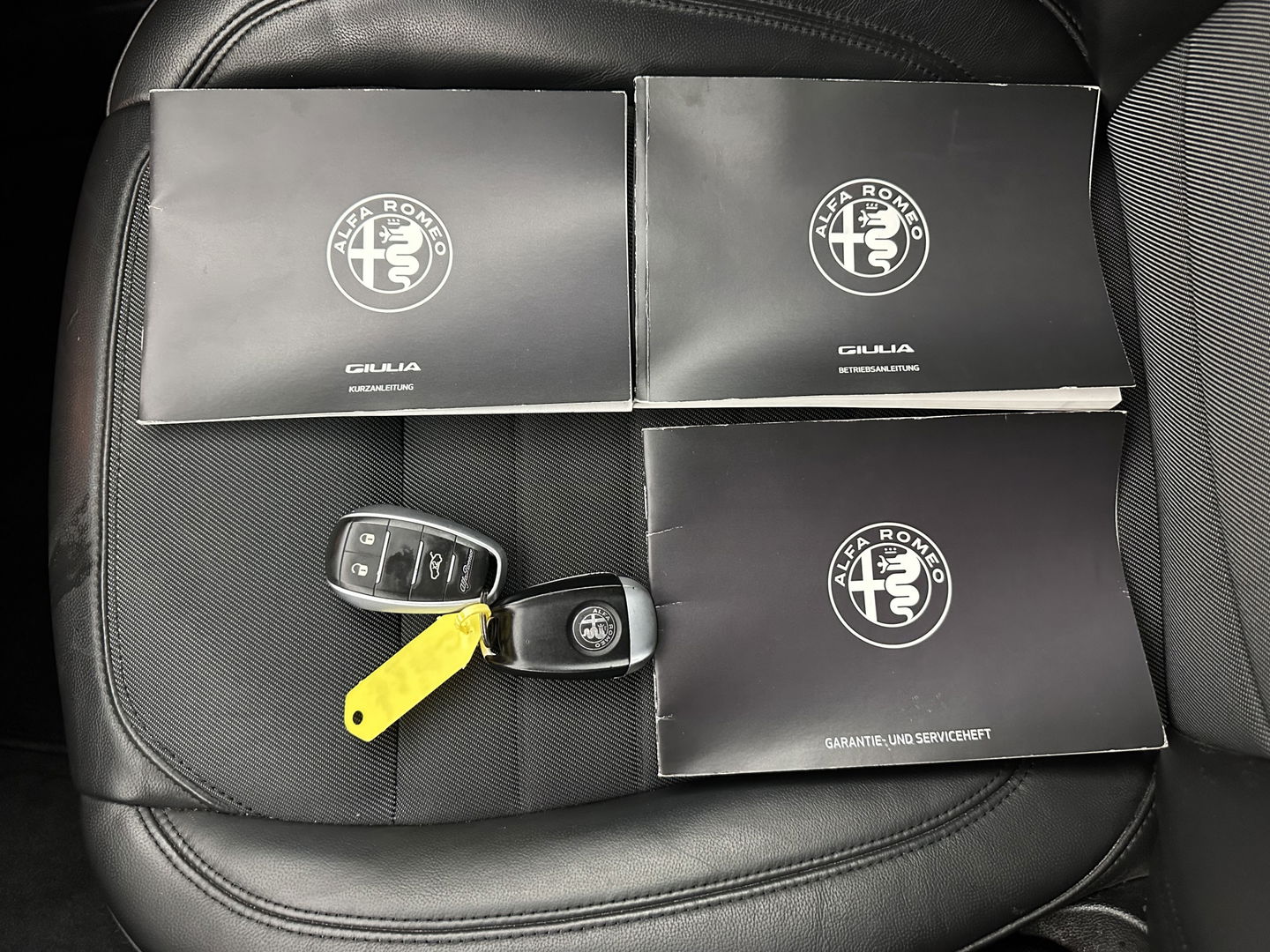 Alfa Romeo Giulia 2.2 Super Aut. *LEATHER-FABRIC | XENON | MEMORY-PACK | NAVI-FULLMAP | CAMERA | HEATED-COMFORT-SEATS | KEYLESS | PRIVACY-GLASS | SHIFT-PADDLES | ECC | PDC | CRUISE | 17''ALU*