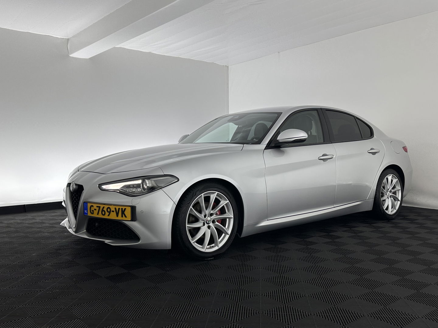 Alfa Romeo Giulia 2.2 Super Aut. *LEATHER-FABRIC | XENON | MEMORY-PACK | NAVI-FULLMAP | CAMERA | HEATED-COMFORT-SEATS | KEYLESS | PRIVACY-GLASS | SHIFT-PADDLES | ECC | PDC | CRUISE | 17''ALU*