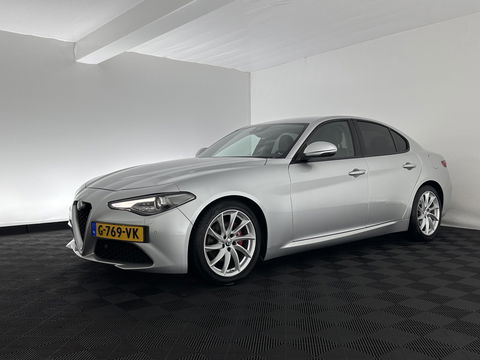 Alfa Romeo Giulia 2.2 Super Aut. *LEATHER-FABRIC | XENON | MEMORY-PACK | NAVI-FULLMAP | CAMERA | HEATED-COMFORT-SEATS | KEYLESS | PRIVACY-GLASS | SHIFT-PADDLES | ECC | PDC | CRUISE | 17''ALU*