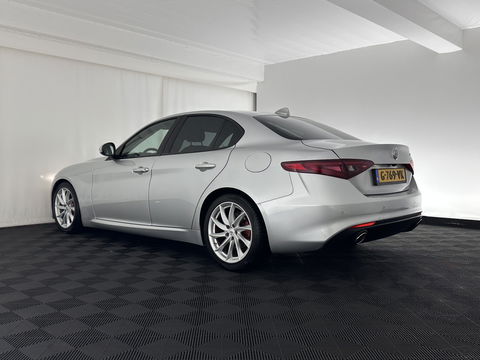 Alfa Romeo Giulia 2.2 Super Aut. *LEATHER-FABRIC | XENON | MEMORY-PACK | NAVI-FULLMAP | CAMERA | HEATED-COMFORT-SEATS | KEYLESS | PRIVACY-GLASS | SHIFT-PADDLES | ECC | PDC | CRUISE | 17''ALU*