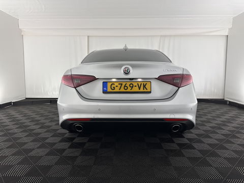 Alfa Romeo Giulia 2.2 Super Aut. *LEATHER-FABRIC | XENON | MEMORY-PACK | NAVI-FULLMAP | CAMERA | HEATED-COMFORT-SEATS | KEYLESS | PRIVACY-GLASS | SHIFT-PADDLES | ECC | PDC | CRUISE | 17''ALU*