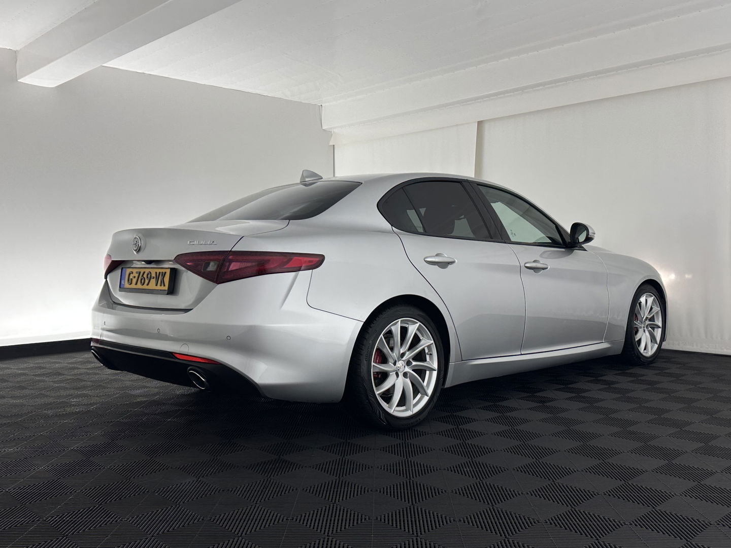Alfa Romeo Giulia 2.2 Super Aut. *LEATHER-FABRIC | XENON | MEMORY-PACK | NAVI-FULLMAP | CAMERA | HEATED-COMFORT-SEATS | KEYLESS | PRIVACY-GLASS | SHIFT-PADDLES | ECC | PDC | CRUISE | 17''ALU*