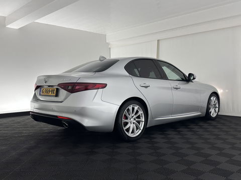 Alfa Romeo Giulia 2.2 Super Aut. *LEATHER-FABRIC | XENON | MEMORY-PACK | NAVI-FULLMAP | CAMERA | HEATED-COMFORT-SEATS | KEYLESS | PRIVACY-GLASS | SHIFT-PADDLES | ECC | PDC | CRUISE | 17''ALU*