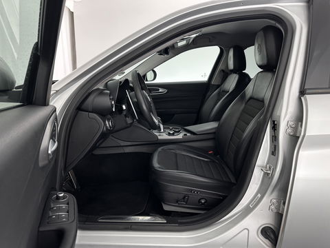 Alfa Romeo Giulia 2.2 Super Aut. *LEATHER-FABRIC | XENON | MEMORY-PACK | NAVI-FULLMAP | CAMERA | HEATED-COMFORT-SEATS | KEYLESS | PRIVACY-GLASS | SHIFT-PADDLES | ECC | PDC | CRUISE | 17''ALU*
