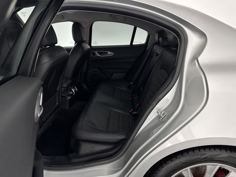 Alfa Romeo Giulia 2.2 Super Aut. *LEATHER-FABRIC | XENON | MEMORY-PACK | NAVI-FULLMAP | CAMERA | HEATED-COMFORT-SEATS | KEYLESS | PRIVACY-GLASS | SHIFT-PADDLES | ECC | PDC | CRUISE | 17''ALU*