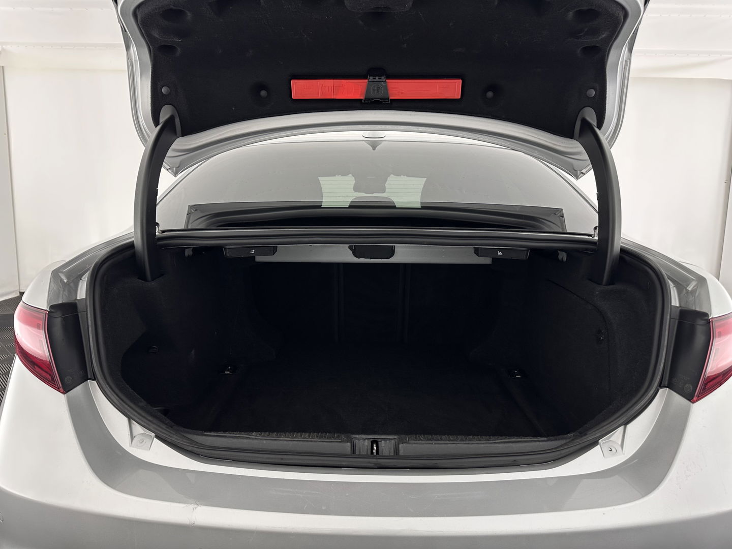 Alfa Romeo Giulia 2.2 Super Aut. *LEATHER-FABRIC | XENON | MEMORY-PACK | NAVI-FULLMAP | CAMERA | HEATED-COMFORT-SEATS | KEYLESS | PRIVACY-GLASS | SHIFT-PADDLES | ECC | PDC | CRUISE | 17''ALU*