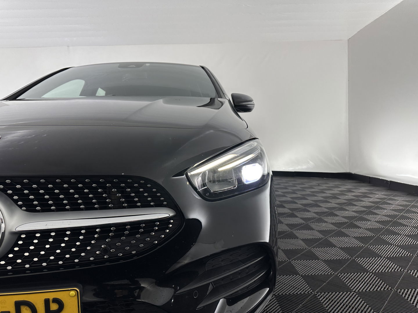 Mercedes-Benz B-Klasse 180 AMG-Line Business Solution (INCL-BTW) *LEATHER-MICROFIBRE | WIDESCREEN-COCKPIT | FULL-LED | BLINDSPOT | CAMERA | NAVI-FULLMAP | DAB+ | ECC | SHIFTPADDLES | CRUISE | HEATED-SPORTSEATS | TOWBAR | 18''ALU*