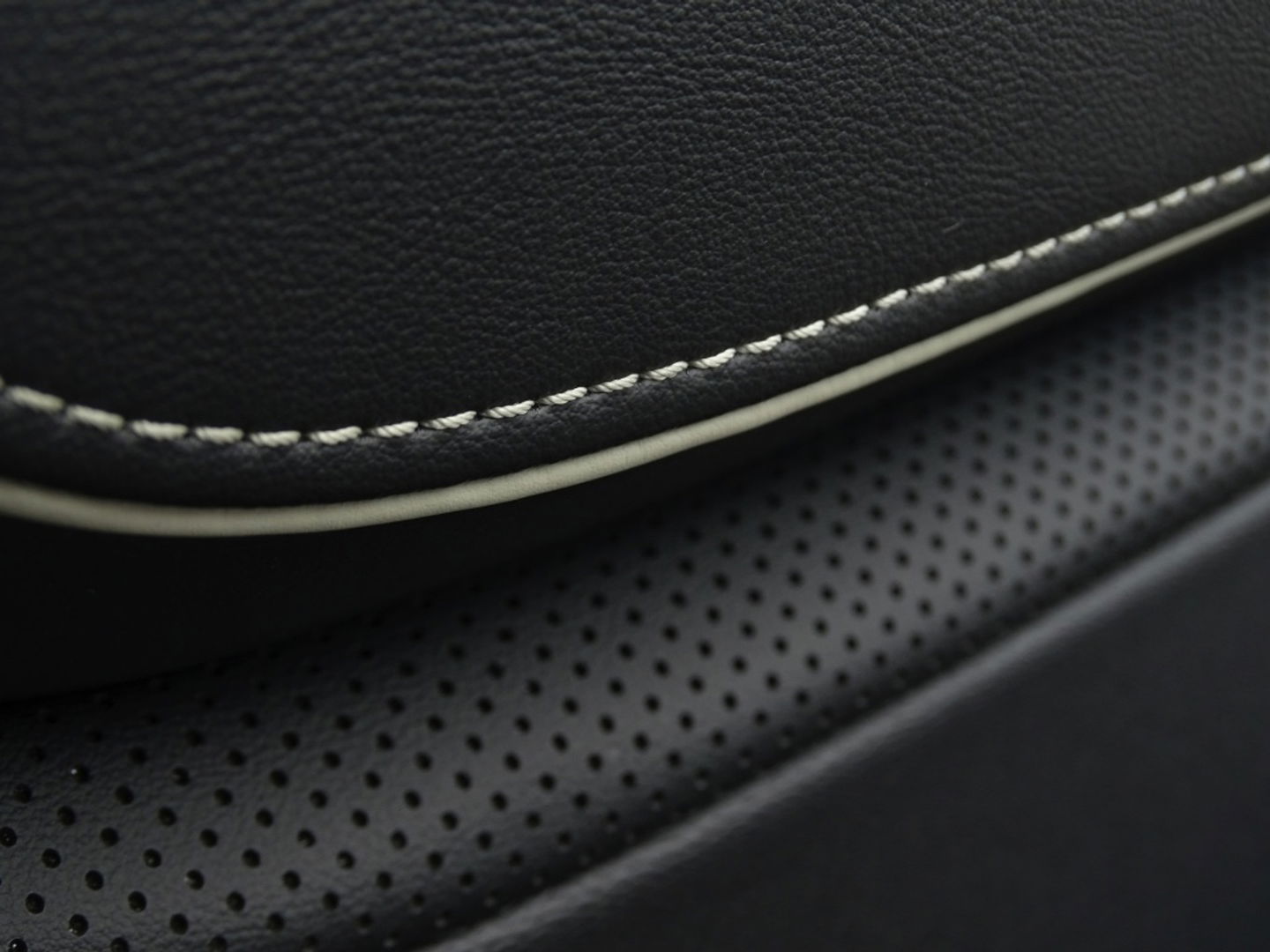 Volvo XC90 T8 390PK / AWD / R-Design / 7-zitter / LED