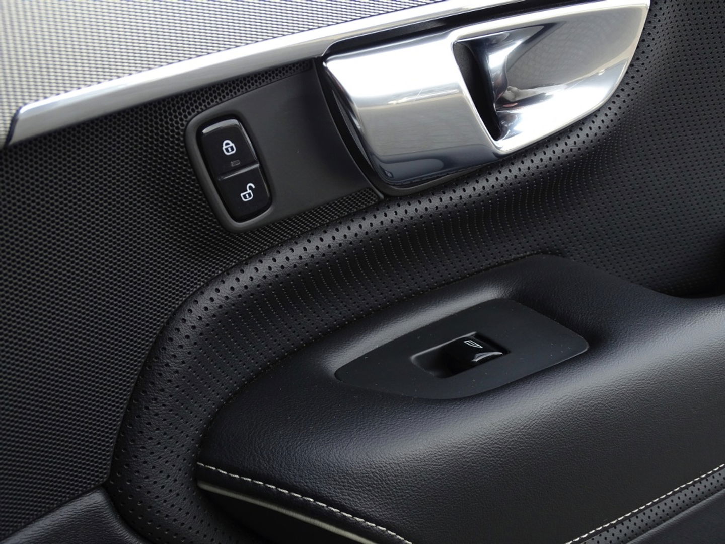 Volvo XC90 T8 390PK / AWD / R-Design / 7-zitter / LED