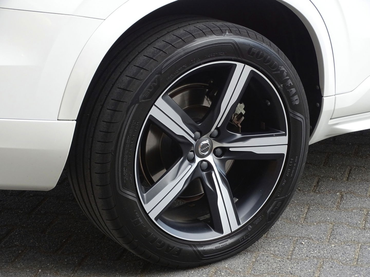 Volvo XC90 T8 390PK / AWD / R-Design / 7-zitter / LED