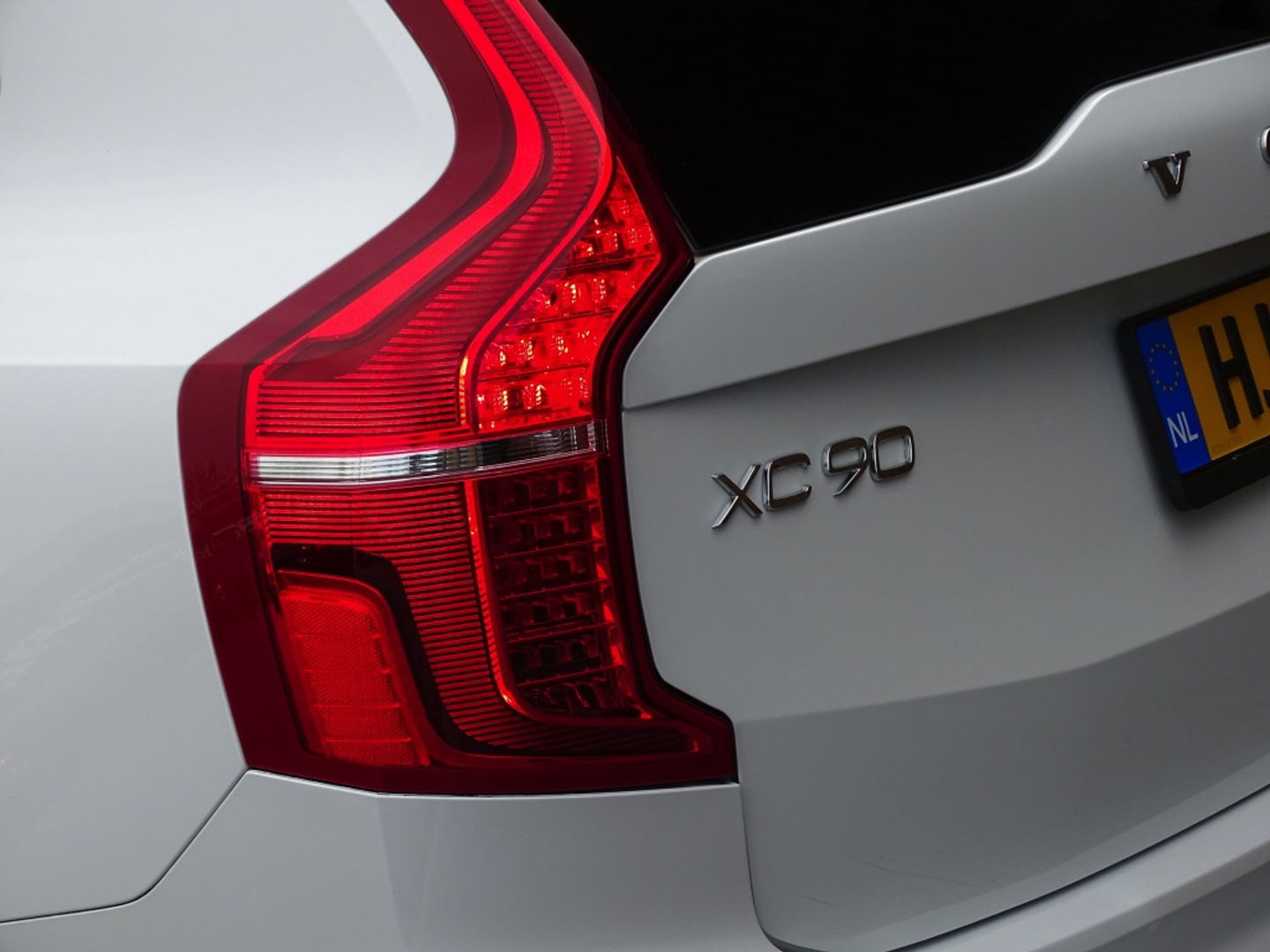 Volvo XC90 T8 390PK / AWD / R-Design / 7-zitter / LED